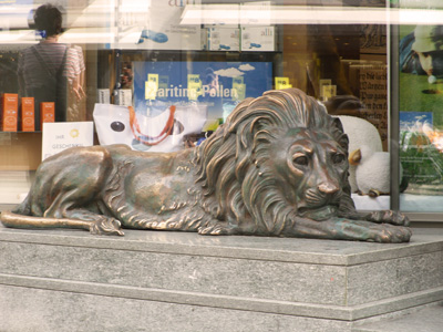 Die Löwen-Statue vor der Apotheke